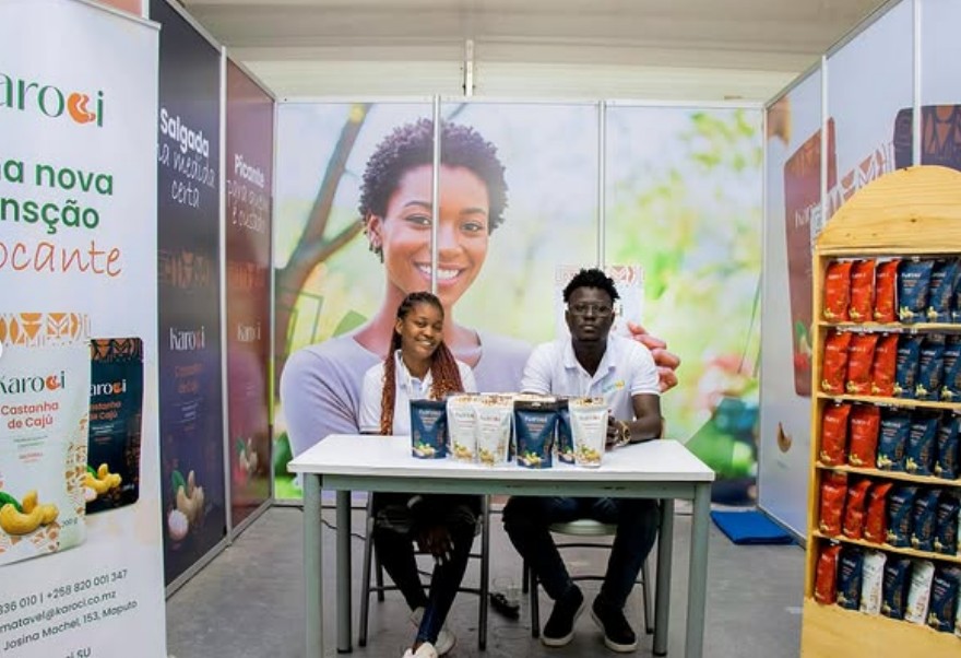 Degustação de castanha Karoci em evento corporativo